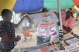 Global Yatoa Nailoni za Mvua kwa Wauza Magazeti Dar - Global Publishers