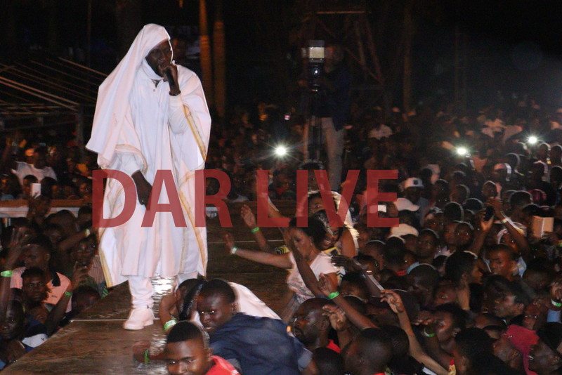 Roma Aweka Historia Dar Live Kwa Kushushwa Stejini na Crane (Pichaz & Video) - Global Publishers