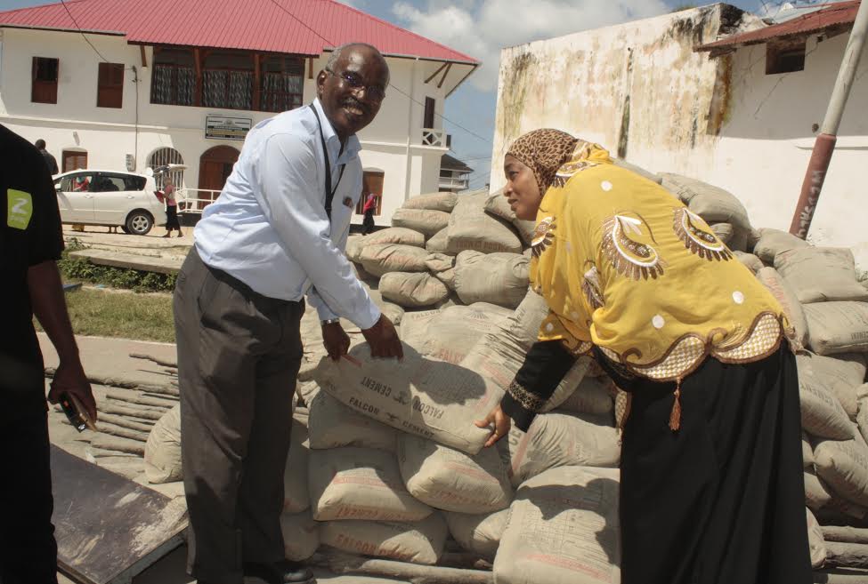 Zantel Yatoa Msaada Wa Saruji Na Mabati Kwa Waathirika Wa Mafuriko Wa Mkoa Wa Kusini Pemba - Global Publishers