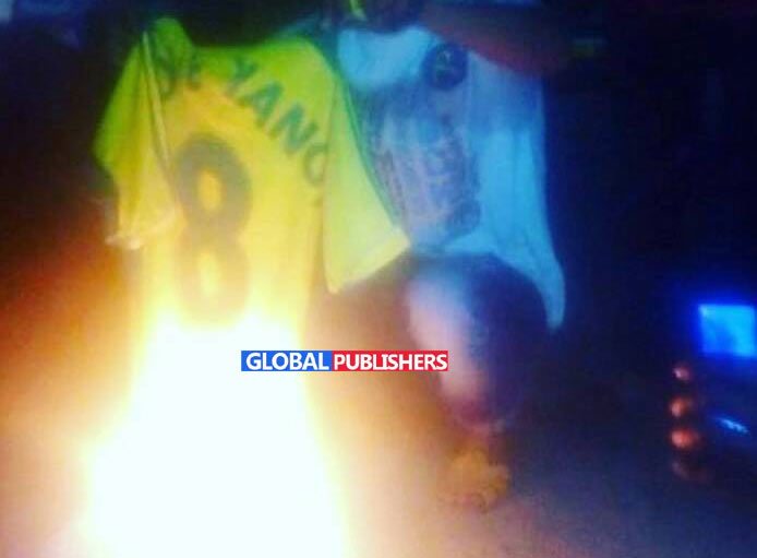 Video: Mashabiki wa Yanga Waichoma Moto Jezi ya Niyonzima - Global Publishers