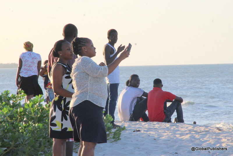 Wafanyakazi wa Global Wakijiachia Ufukwe wa Bahari ya Hindi
