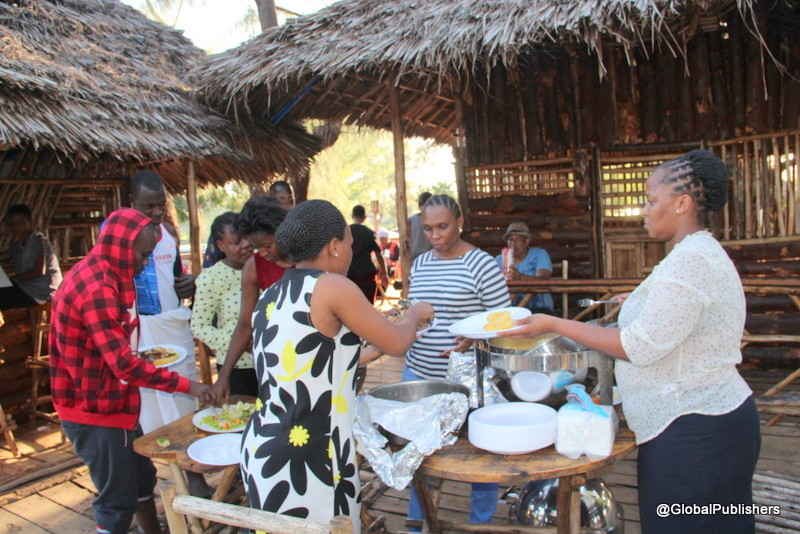 Wafanyakazi Wa Global Wakipata Chakula ‘Hawaii Beach’ Dar - Global Publishers