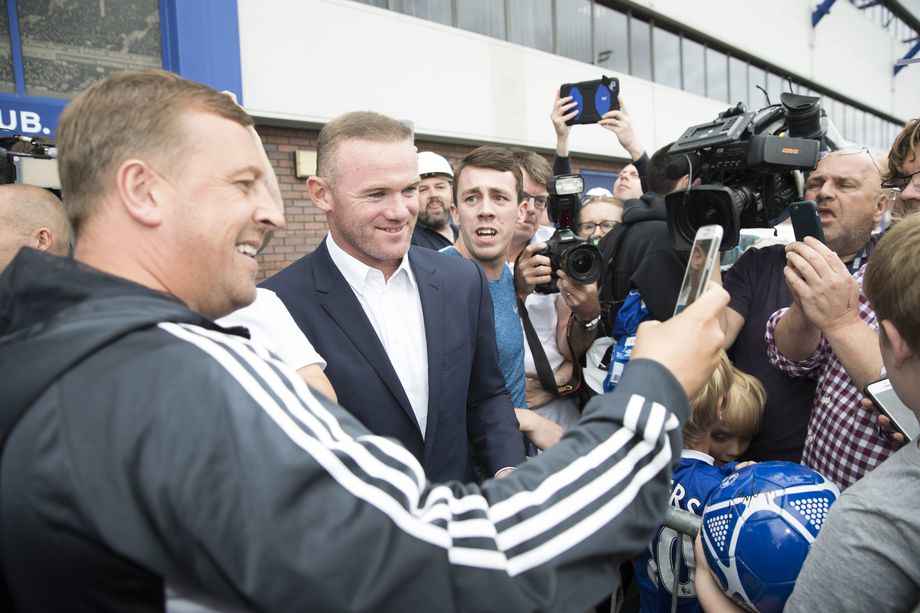 Wayne Rooney akijiselfisha na mashabiki kabla ya kuondoka Everton kuja Tanzania