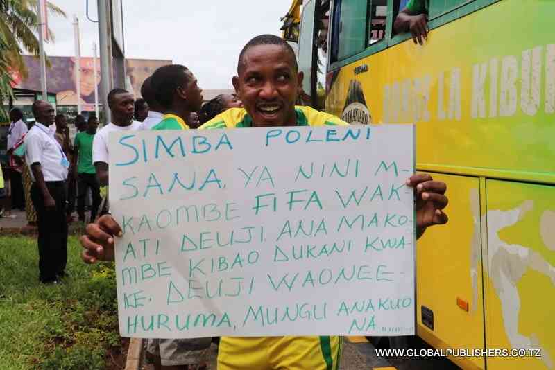 Mashabiki Walonga na Championi, Waifungukia Yanga na Simba - Global Publishers