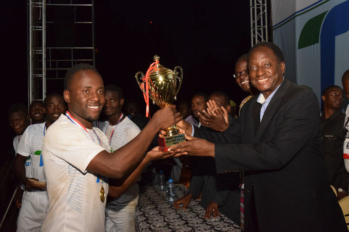MWAMUNYANGE AKABIDHI KOMBE FAINALI ZA TULIA CUP TUKUYU MBEYA - Global Publishers