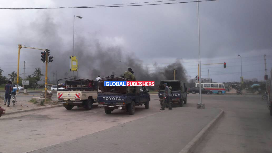 Breaking News: Polisi, Vijana Wapambana Bomoa-Bomoa Jangwani, Dar - Global Publishers