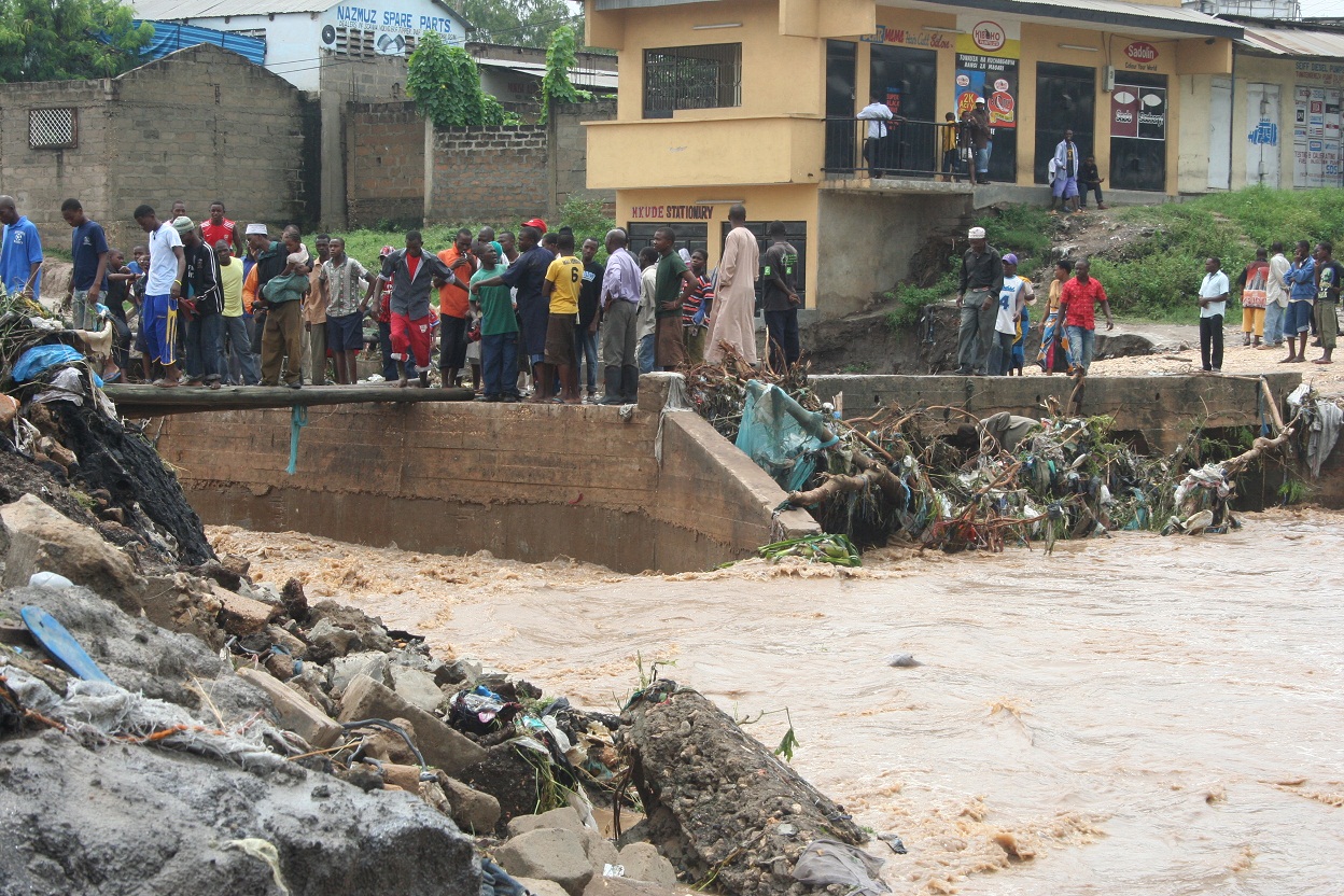 Makonda Awaagiza JWTZ Kujenga Daraja Lililobomolewa na Mafuriko Kawe – Video - Global Publishers