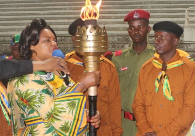 RC AYOUB AKABIDHI MWENGE WA UHURU KWA SERIKALI - Global Publishers