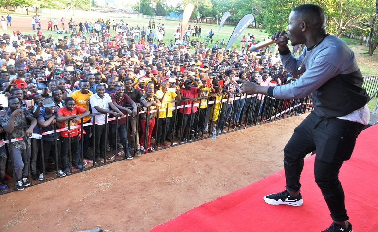 MSAGA SUMU AWAPAGAWISHA WANAFUNZI WA UDSM KWENYE TAMASHA LA PINDUAPINDUA - Global Publishers