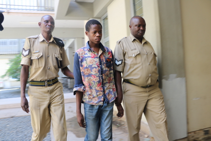 MAHAKAMANI AKIDAIWA KUKUTWA NA ‘NYETI ZA MWANAMKE’ (VIDEO) - Global Publishers