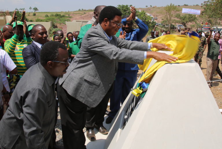 WAZIRI MKUU AWEKA JIWE LA MSINGI UJENZI WA DARAJA MTO MARA - Global Publishers