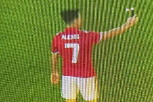 Hatimaye Sanchez Avaa Jezi ya Man U kwa Mara ya Kwanza - Global Publishers