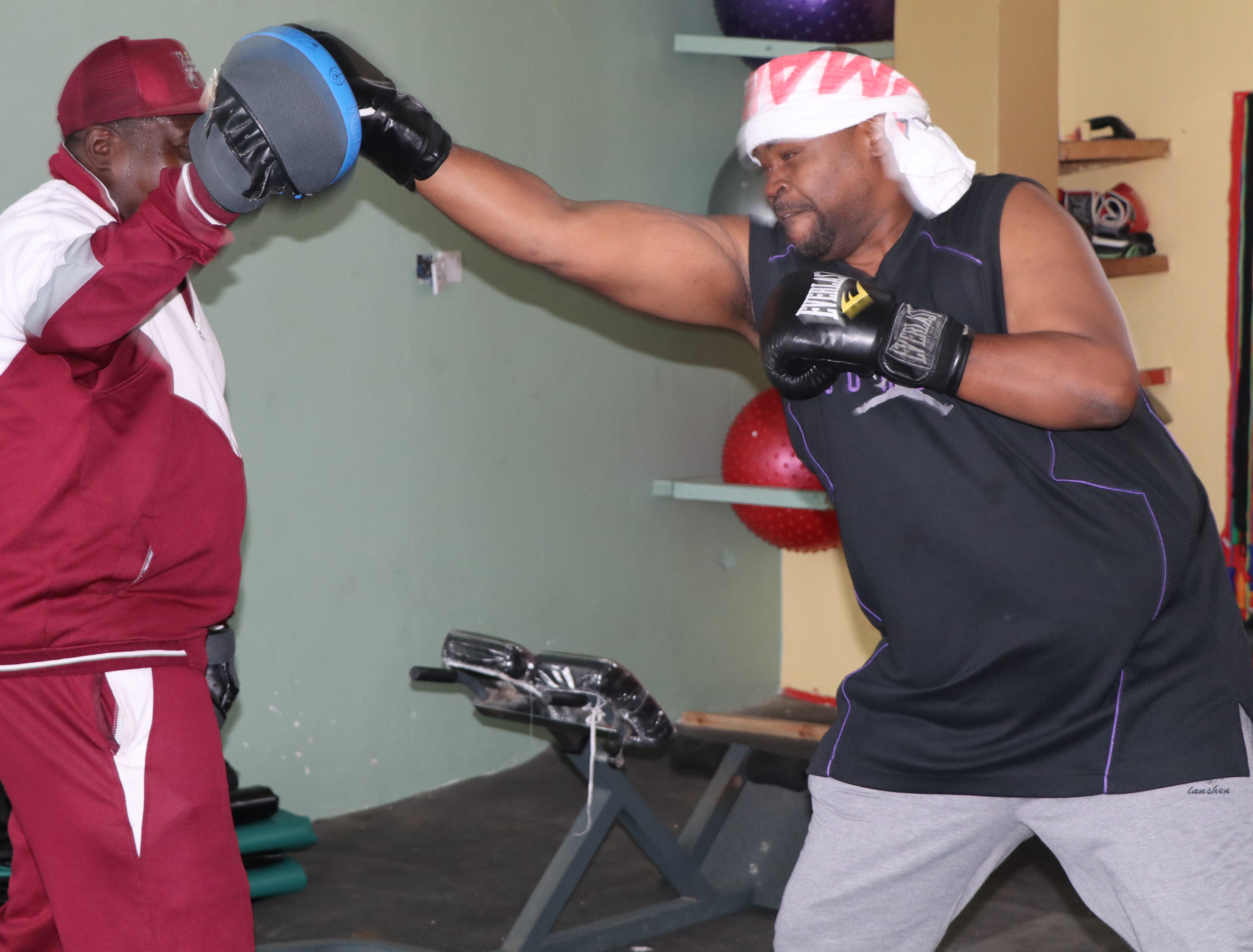 PAMBANO LA RAY NA JB LAZIDI KUTIKISA - Global Publishers