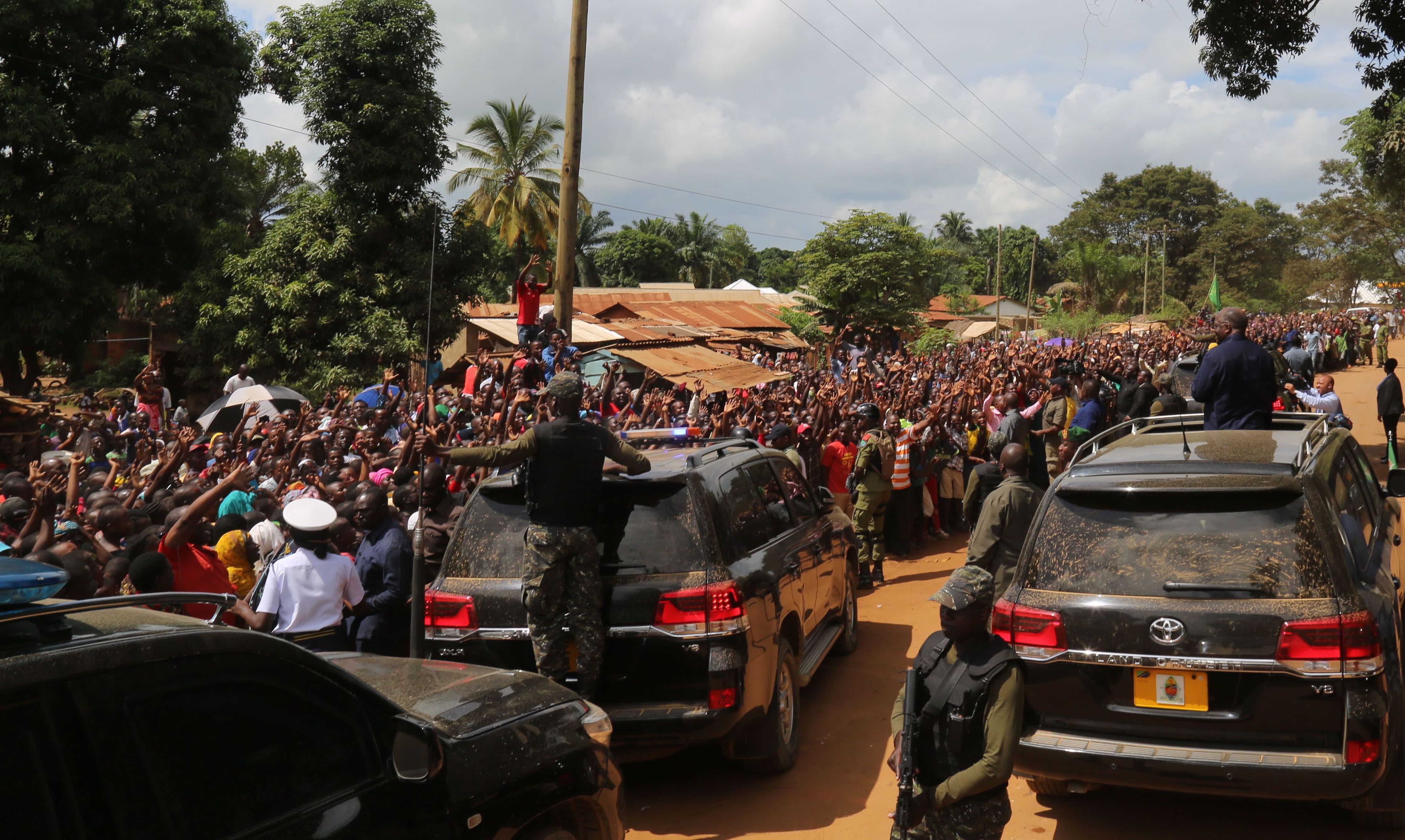 UCHAMBUZI: Kuongezeka kwa Waomba Misaada kwa Rais, Ziarani (Video) - Global Publishers