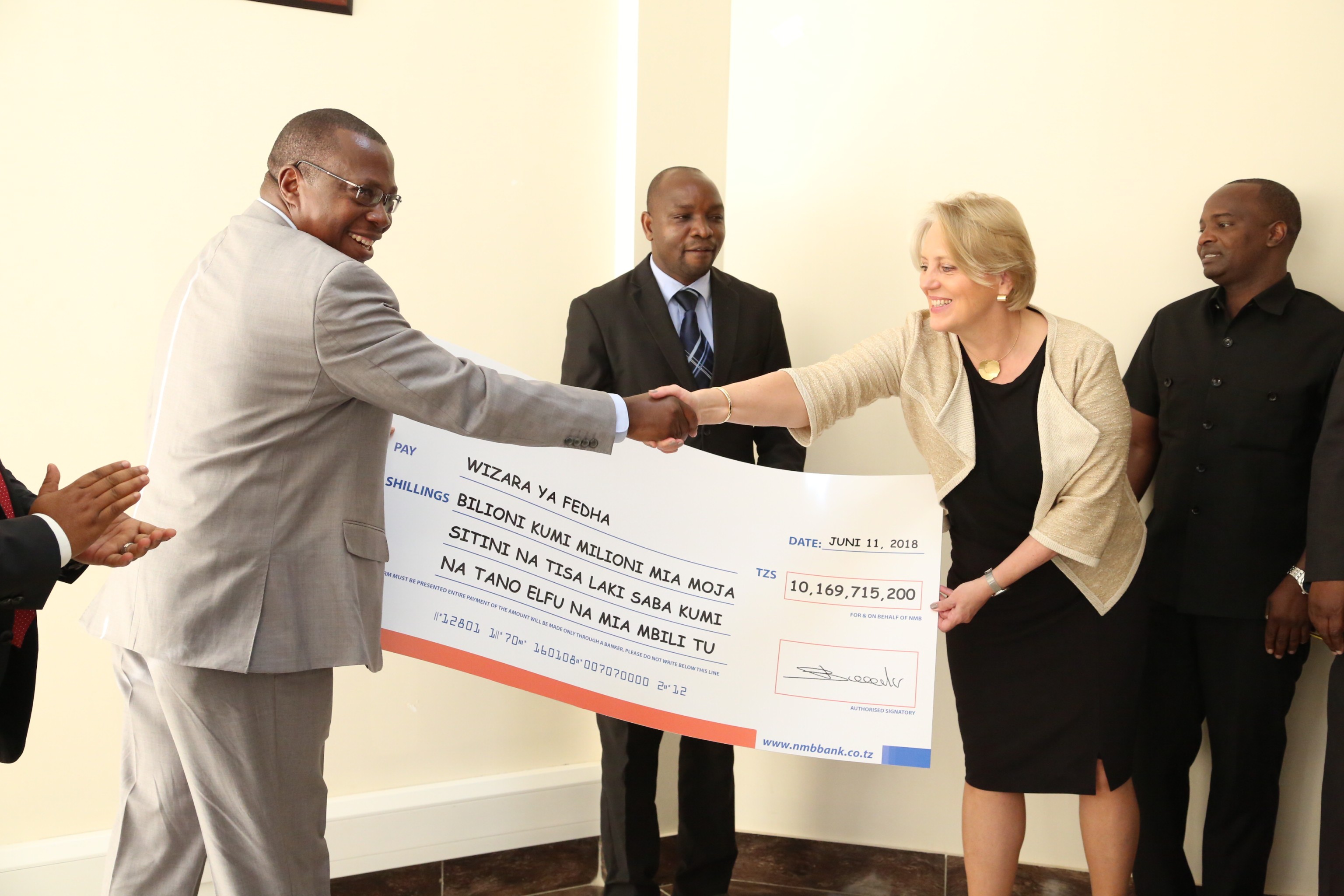 NMB yakabidhi gawio la Shilingi Bilioni 10 kwa serikali - Global Publishers