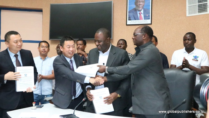 MANISPAA YA KINONDONI YAINGIA MKATABA WA BILIONI 39 UJENZI WA BARABARA - Global Publishers