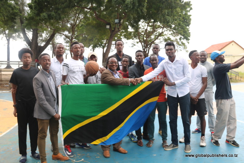 RAIS WA TBF AKABIDHI BENDERA TIMU YA KIKAPU - Global Publishers