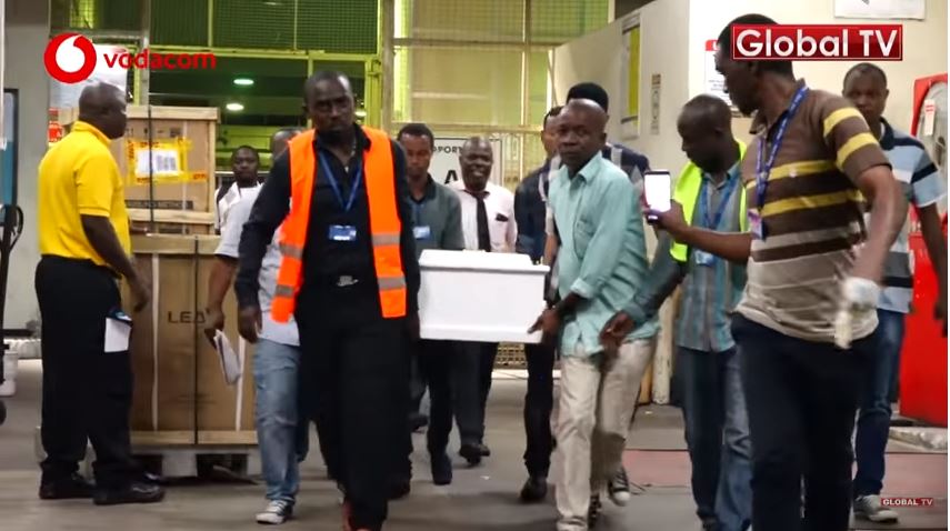 VIDEO: Mwili wa PATRIC Ukiingizwa Kwenye Gari Airport – VIDEO - Global Publishers