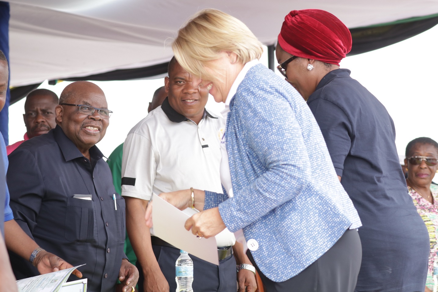 BENJAMIN MKAPA AKABIDHI CHETI CHA SHUKRANI NMB KWA UDHAMINI MAONESHO NANENANE SIMIYU - Global Publishers