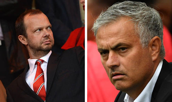 Mashabiki Man U Wamvaa Mtendaji Wa Klabu - Global Publishers