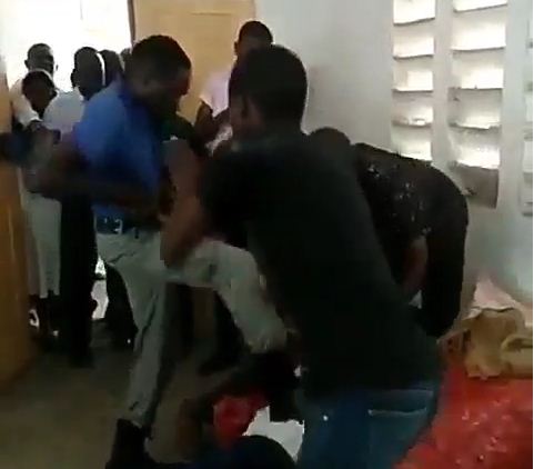 Dar: Mgambo Washusha Kipigo Hevi kwa Raia Kisa Usafi – Video