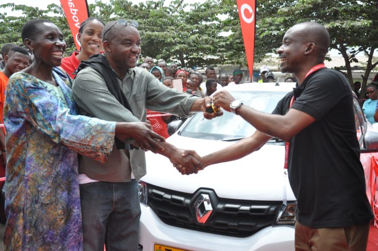 MKAZI WA BOKO DAR  AKABIDHIWA GARI MPYA RENAULT KWID TOKA M-PESA - Global Publishers