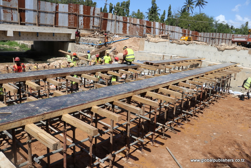 Makonda Aridhishwa na Ujenzi wa Barabara za jiji Lake - Global Publishers