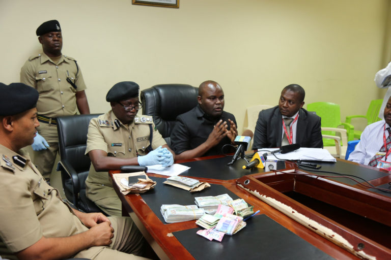 Raia Wageni Wakamatwa Airport Wakitorosha Mamilion ya Fedha - Global Publishers