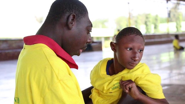 WATOTO WANAOZUIA MVUA KUNYESHA - Global Publishers