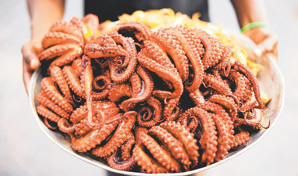 HIVI NDIVYO MUUZA PWEZA ANAVYOMZIDI KIPATO MFANYAKAZI WA BENKI - Global Publishers