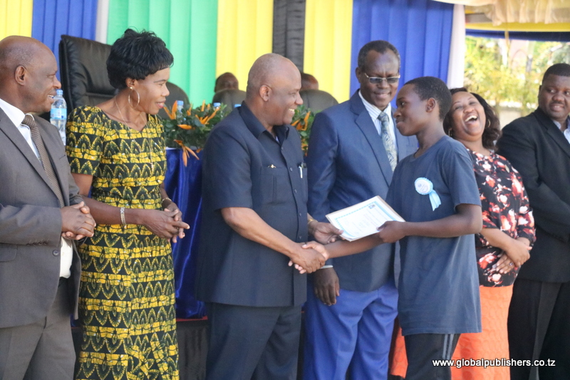 WANAFUNZI VINARA WA KIDATO CHA NNE, SITA 2018 WATUNUKIWA TUZO - Global Publishers