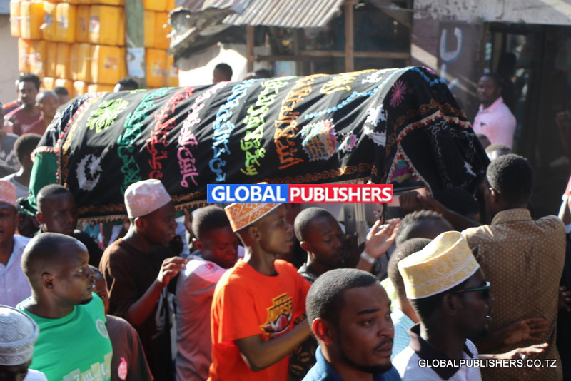 BABA WA ALIKIBA ALIVYOZIKWA MAKABURI YA KISUTU DAR (PICHA +VIDEO) - Global Publishers