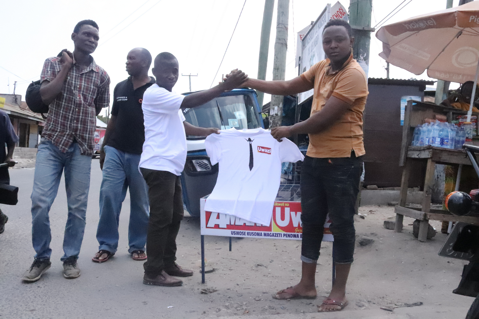 CHAMPIONI, UWAZI YAMWAGA ZAWADI KWA WAUZAJI WAKE - Global Publishers