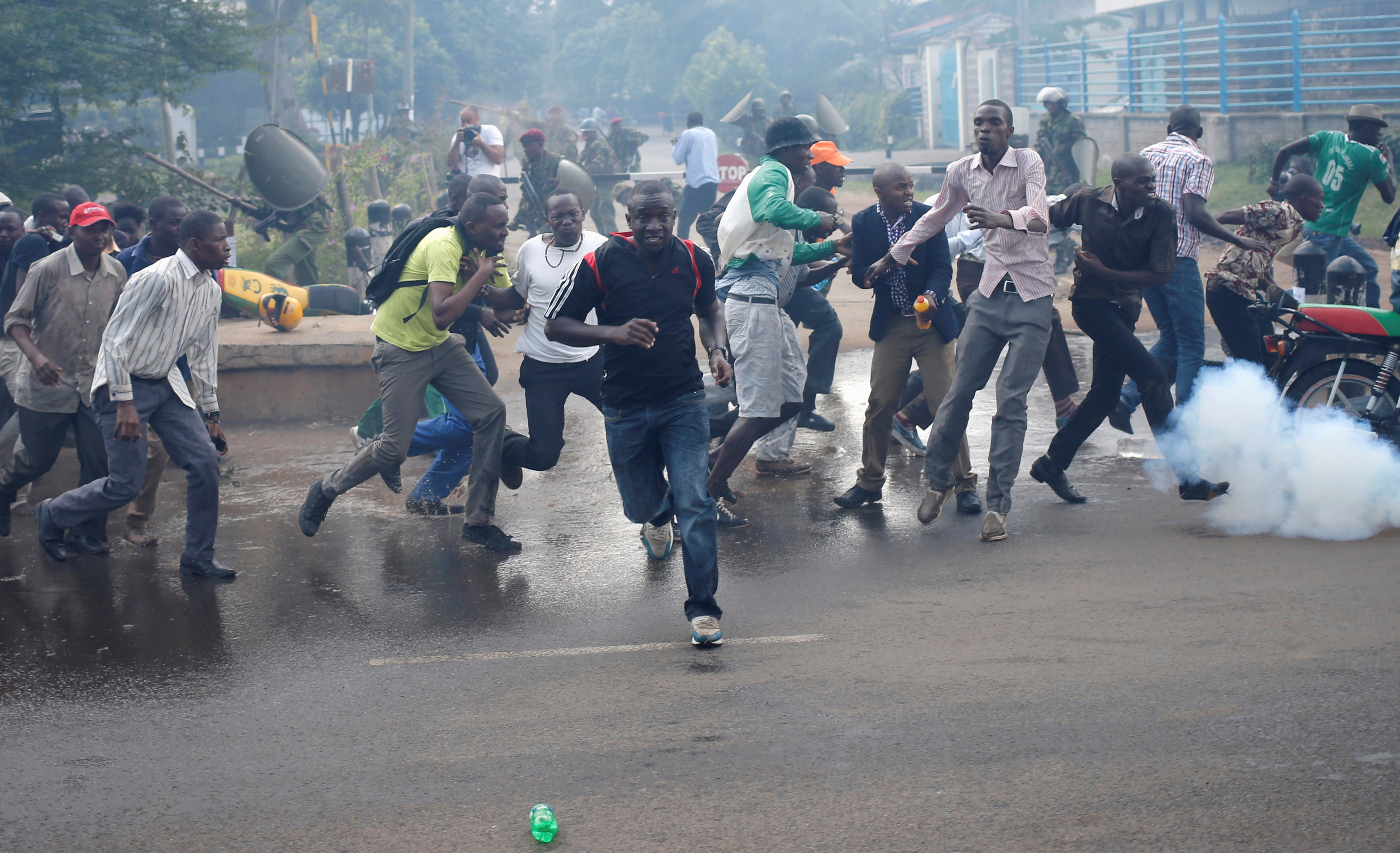 KIMENUKA NJOMBE! WANANCHI WAMSAKA MTEKAJI, POLISI WAMWAGA MABOMU - Global Publishers