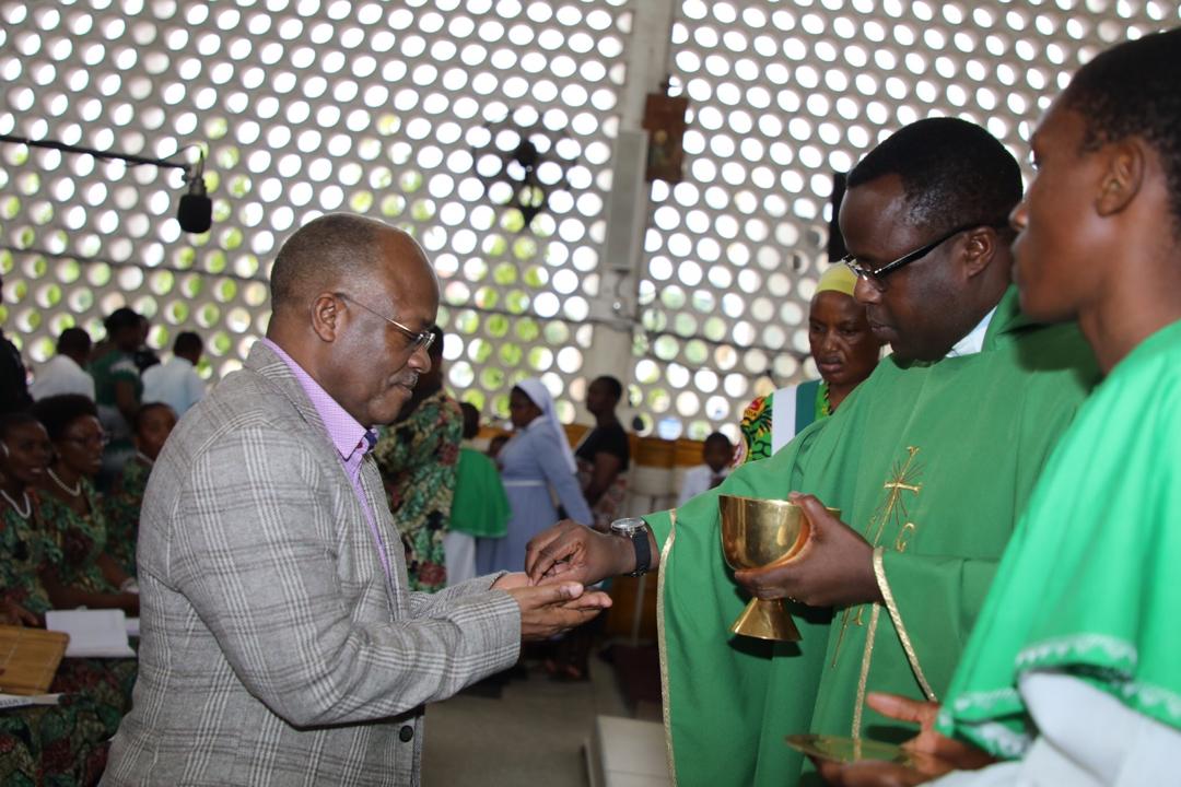 RAIS MAGUFULI ASALI IBADA KANISA LA MTAKATIFU PETRO JIJINI DAR - Global Publishers