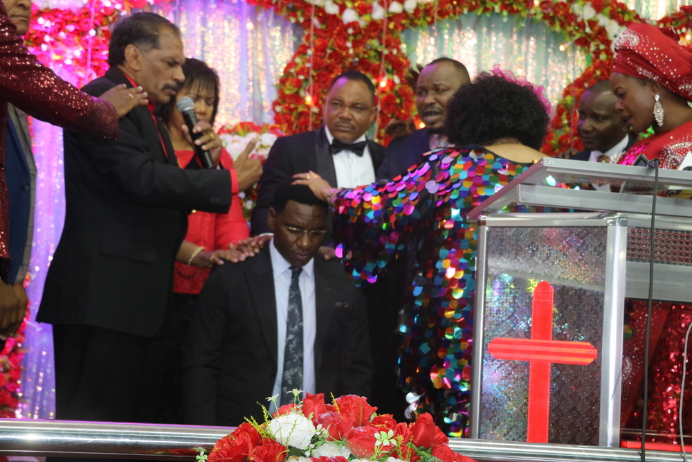 WACHUNGAJI WAMUOMBEA MAKONDA KUMLINDA NA MAADUI (Picha +Video) - Global Publishers