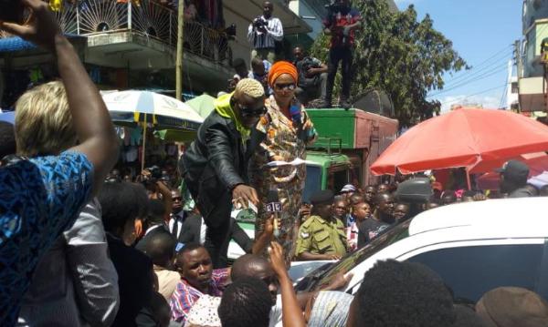 Harmonize Agawa Vitambulisho, Amwaga Mkwanja Kariakoo – Video - Global Publishers