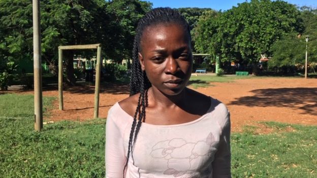 Mwanamke Ajifungua Juu Ya Mti