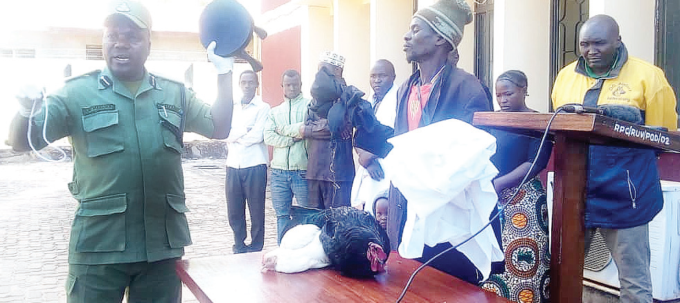 MAMA AMCHINJA MWANAYE LIVE NA KUMCHEMSHA SUPU UNYAMA ULIOJE? - Global Publishers