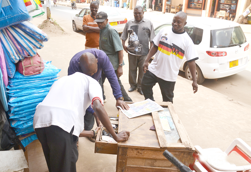 PAKA WAAJABU  AMTIKISA MCHUNGAJI - Global Publishers