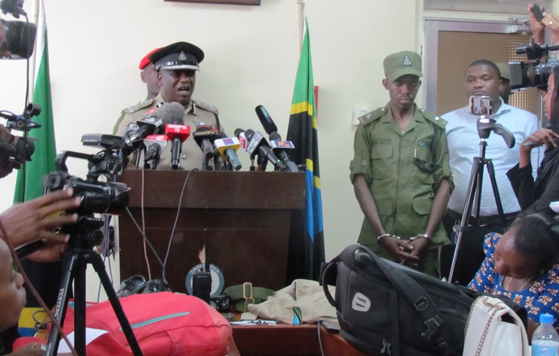 VIDEO: Ofisa FEKI Wa Jeshi la Polisi Atiwa Mbaroni - Global Publishers