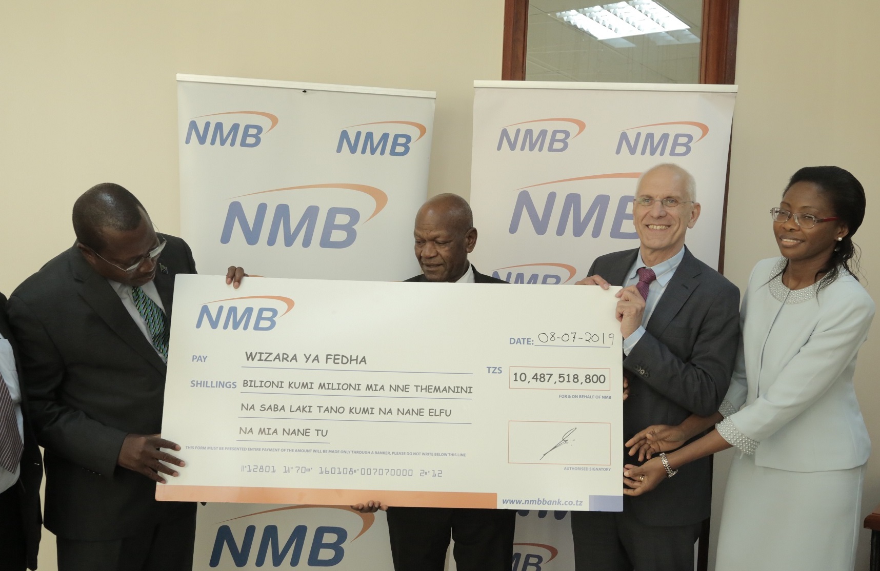 NMB Yakabidhi Gawio la Shilingi Bilioni 10.48 kwa Serikali - Global Publishers