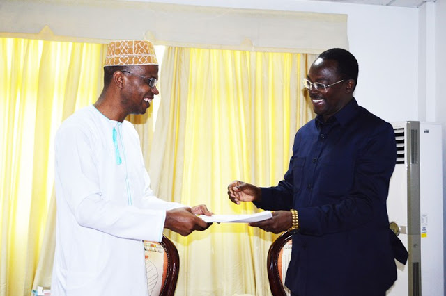 MAKAMBA AKABIDHI OFISI KWA GEORGE SIMBACHAWENE - Global Publishers