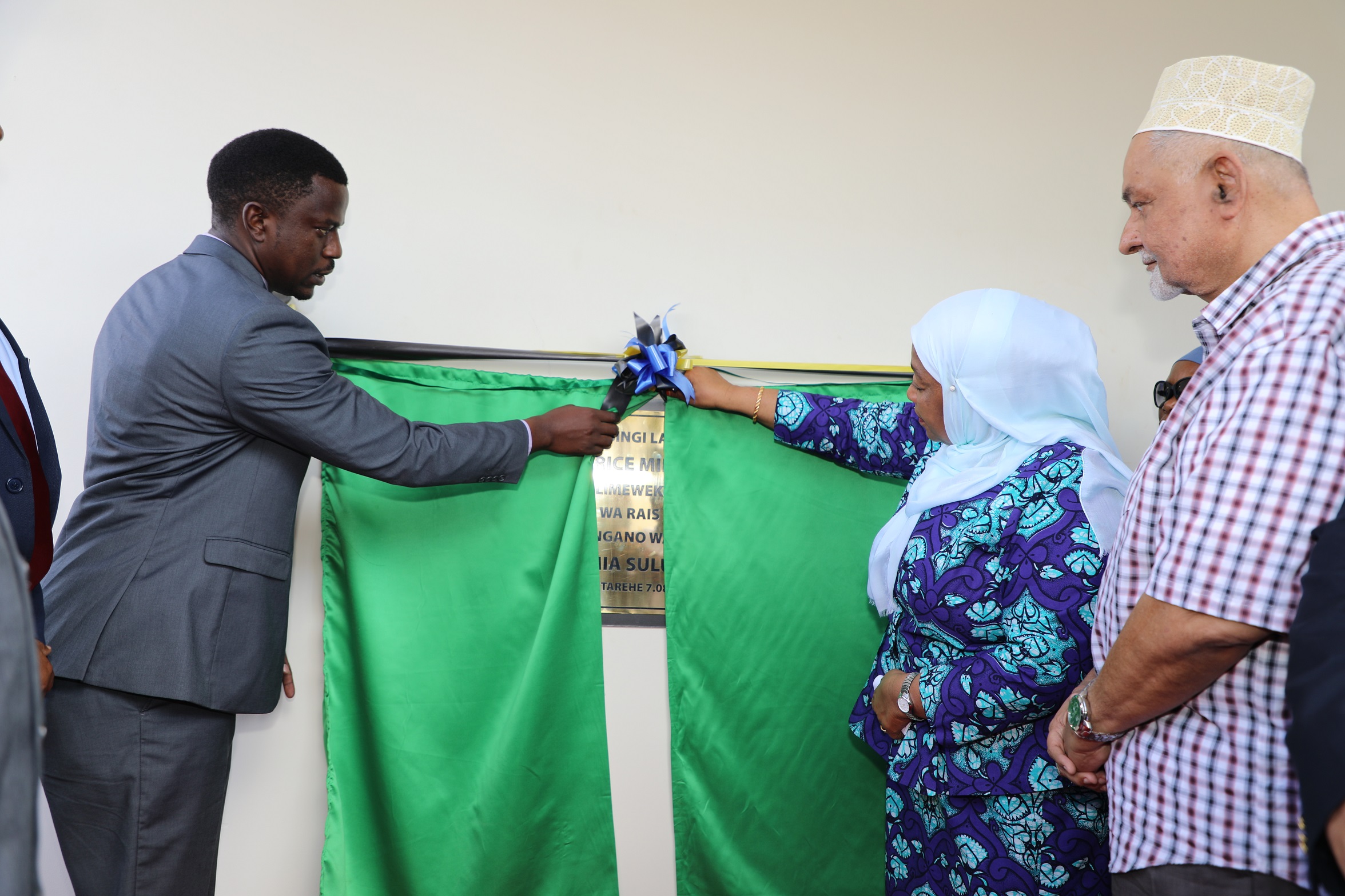 SAMIA AWEKA JIWE LA MSINGI KIWANDA CHA KUCHAKATA MPUNGA - Global Publishers