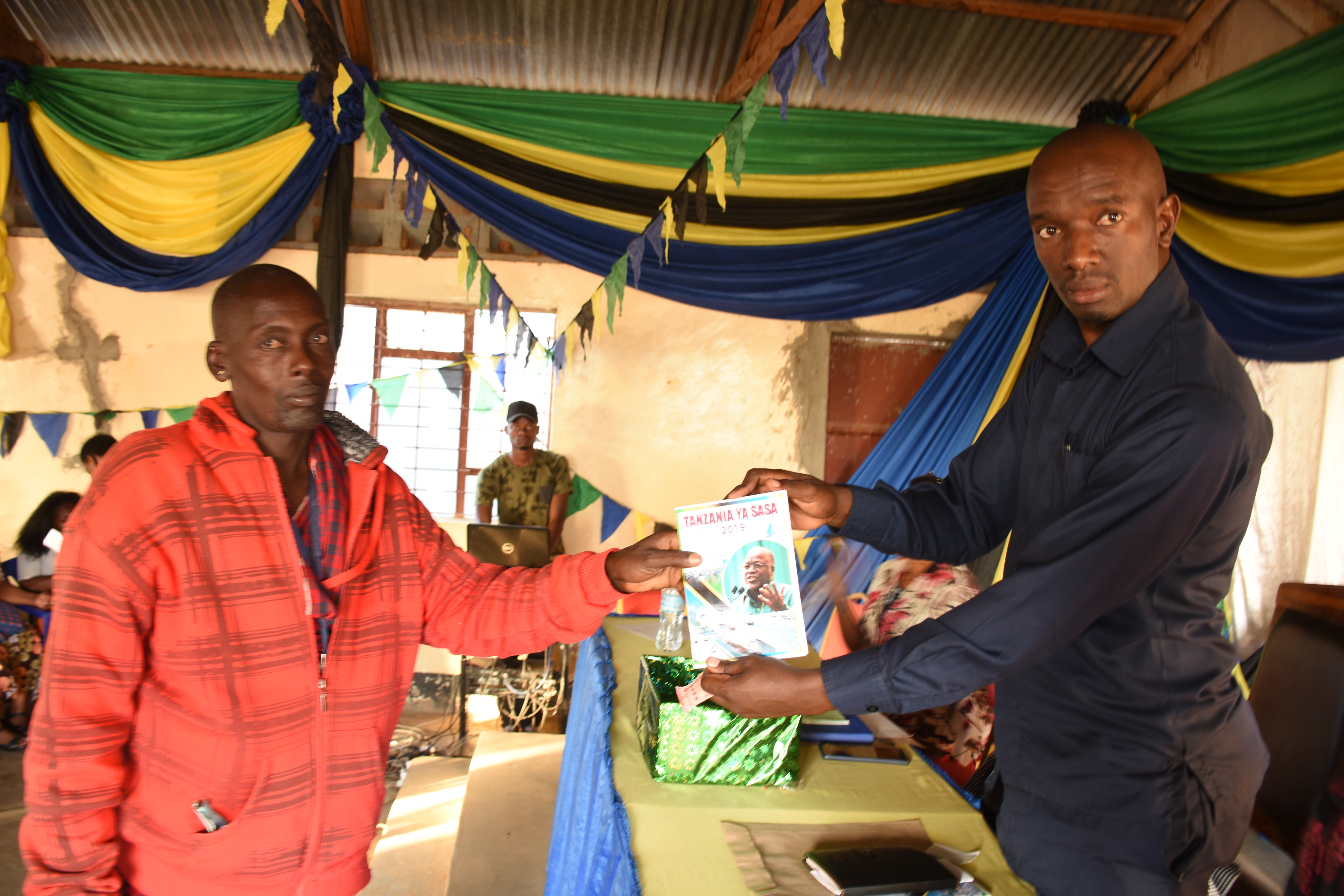 MWALIMU LONGIDO  AZINDUA KITABU CHA TANZANIA YA SASA - Global Publishers