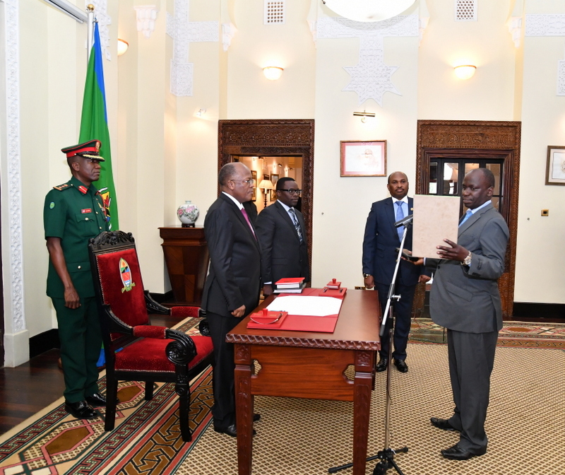 Video: Rais Magufuli Awaapisha Mkurugenzi Mpya NEC Na Balozi - Global Publishers