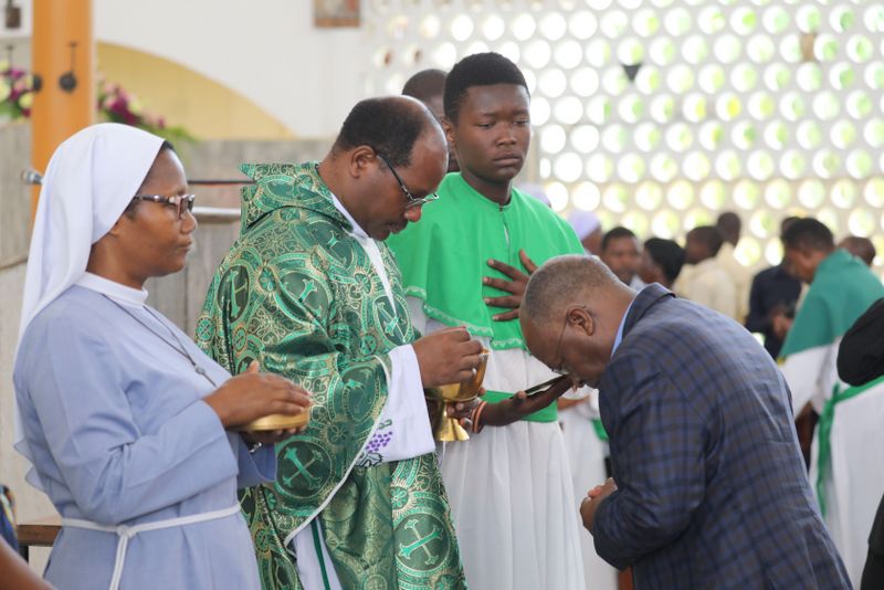 JPM Ashiriki Misa Katika Kanisa Katoliki la Mt. Petro – Oysterbay - Global Publishers