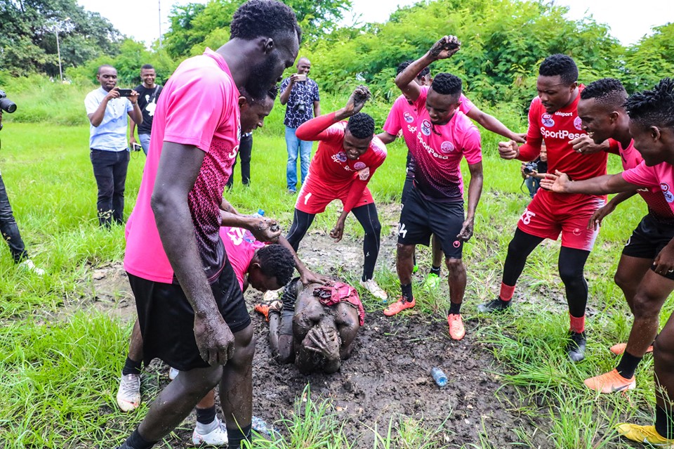 Tshabalala Alichofanyiwa na Wachezaji Wenzake Noma Sana – Picha - Global Publishers