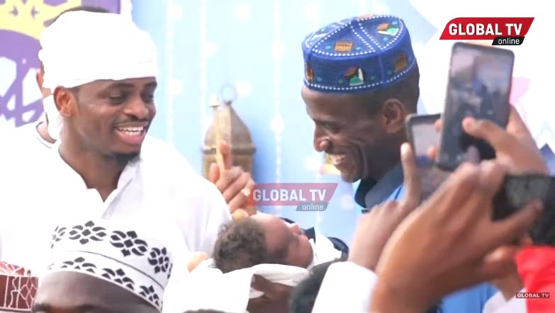 Baba Diamond Ammwagia Mipesa Mjukuu Wake – Video - Global Publishers