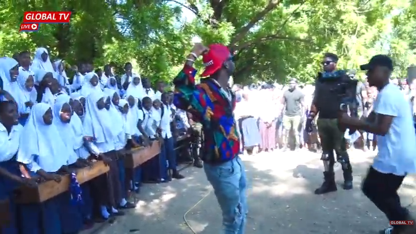 VIDEO: Diamond Akipafomu Live ‘Baba Lao’ Kwa Wanafunzi - Global Publishers